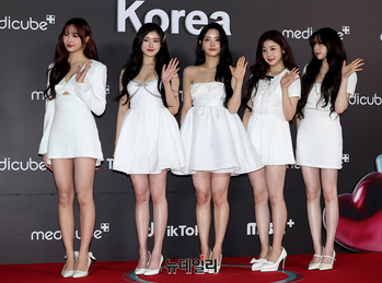 [영상] 피프티피프티, 꿀 떨어지는 포토타임