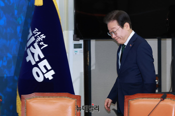 [포토] 회의 참석하는 이재명 민주당 대표