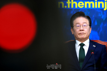 [포토] 무죄 주장 듣고 있는 이재명 민주당 대표