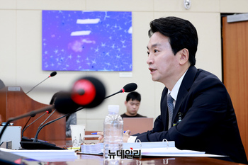 [포토] 답변하는 박장범 한국방송공사 사장 후보자