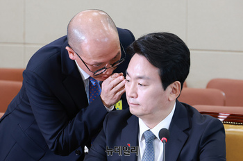 [포토] 관계자들과 대화 나누는 박장범 후보자