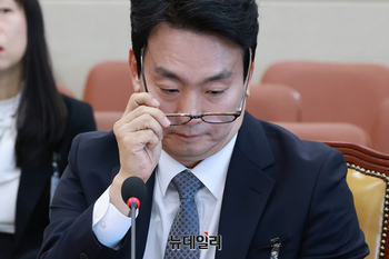 [포토] 안경 쓰는 박장범 한국방송공사 사장 후보자