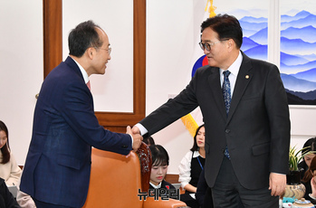 [포토] 악수 나누는 우원식 의장과 추경호 원내대표