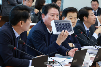 [포토] '파우치? 백?' 박장범 후보자 청무회 등장한 디올