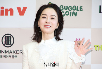 [포토] 김정난, 여유로운 손인사