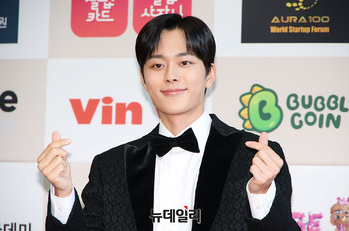 [영상] 유선호 '달콤한 손가락 하트'