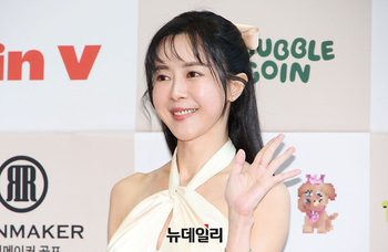 [포토] 엄수빈, 다정한 손인사