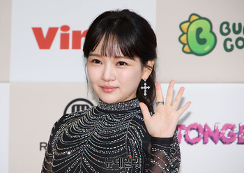 [포토] 윤송아, 화려한 패션