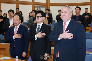 [포토] 국민의례하는 한동훈·추경호·인요한