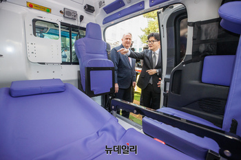 [포토] 한국형 구급차 둘러보는 한동훈 대표와 인요한 최고위원