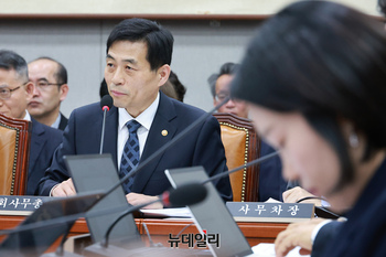 [포토] 운영위서 답변하는 김민기 국회 사무총장