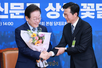 [포토] 꽃다발 받은 이재명 더불어민주당 대표