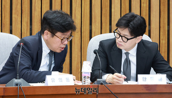 [포토] 대화 나누는 한동훈·유의동