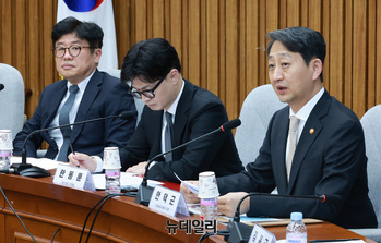 [포토] 여의도연구원 토론회 참석한 안덕근 산자부 장관