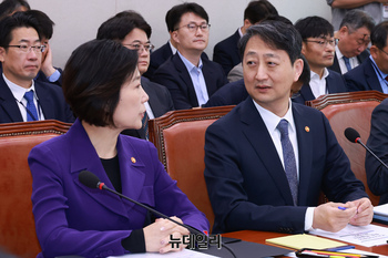 [포토] 대화 나누는 안덕근·오영주 장관