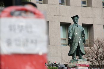 [포토] 오물로 더럽혀진 조동식 선생 동상