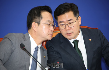 [포토] 대화 나누는 박찬대·박성준 