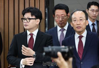 [포토] 정책간담회 참석하는 한동훈·추경호 