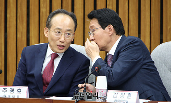 [포토] 대화 나누는 추경호·김상훈