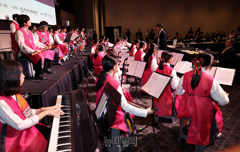 [포토] 축하공연하는 서울중원초 국악관현악단