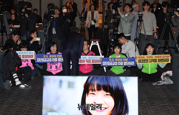 [포토] 초등학생 축하공연 중 난입한 비정규직노조