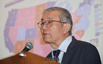 [포토] '미국 대선결과가 우리나라에 미칠 영향' 주제로 강연하는 김형진 전 EU대사