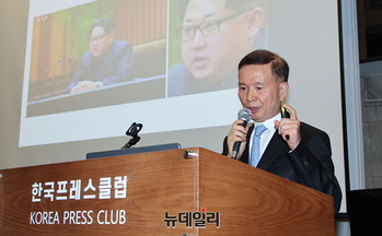 [포토] '뉴스 영상을 통해 보는 북한의 현 상황' 강연하는 김규현 전 교수