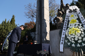 [포토] 신의주학생의거 학생반공의탑 참배하는 강석호 총재