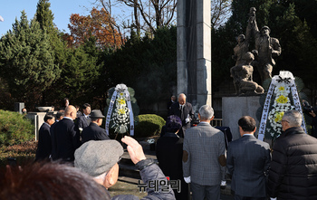 [포토] 신의주학생의거 학생반공의탑 참배