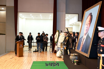 [포토] 추도사 하는 한동훈 국민의힘 대표