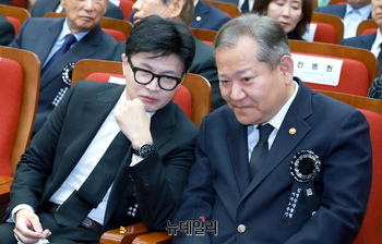 [포토] 대화 나누는 한동훈 대표와 이상민 장관