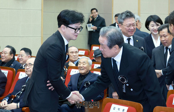 [포토] 인사 나누는 한동훈 국민의힘 대표와 김무성 전 의원