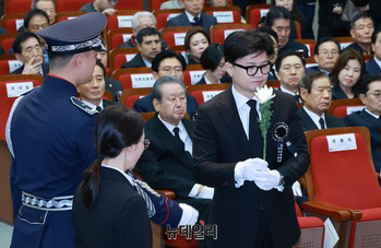 [포토] 故김영삼 전 대통령 영정에 헌화하는 한동훈 대표