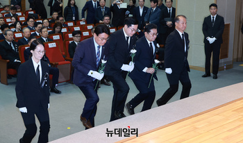 [포토] 헌화하는 야3당 원내대표