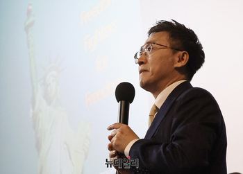 [포토] 제4회 리버티국제영화제 개회 알리는 김덕영 감독