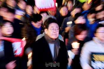 [포토] 집회 지켜보는 이재명 민주당 대표