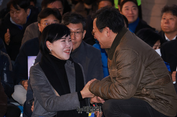 [포토] 전현희 최고위원과 대화 나누는 배우 이기영