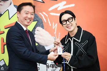 [포토] 하하 'KBS 사원증 받았어요'