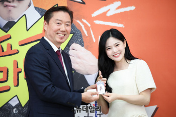 [포토] 오마이걸 효정 '오늘부터 KBS 명예사원'