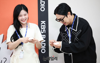 [포토] 명함 주고받는 효정-하하 