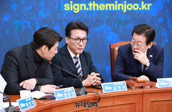 [포토] 대화 나누는 이재명 대표와 김민석·한준호