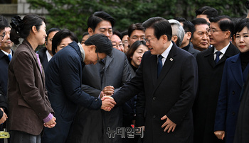 [포토] 인사 나누는 이재명 대표