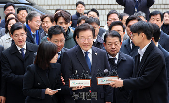 [포토] 법정 향하는 이재명 대표