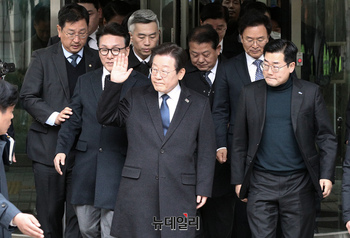 [포토] 지지자들에게 손들어 보이는 이재명 대표