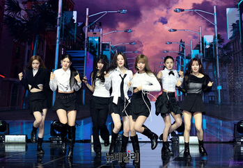 [영상] 7인조 신인걸그룹 '이즈나' 타이틀곡 무대