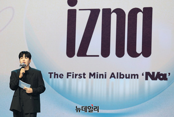 [포토] 신인걸그룹 이즈나(IZNA) 소개하는 조정식 아나운서