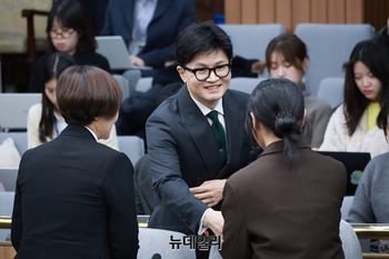 [포토] 참석자들과 인사 나누는 한동훈 국민의힘 대표