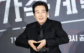 [영상] 가족계획 백윤식 '하트 포즈'