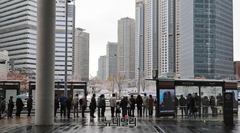 [포토] 폭설에 긴줄 선 택시승강장