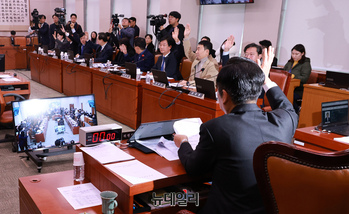 [포토] 검사 탄핵청문회 조사계획서 채택 찬성하는 민주당 의원들